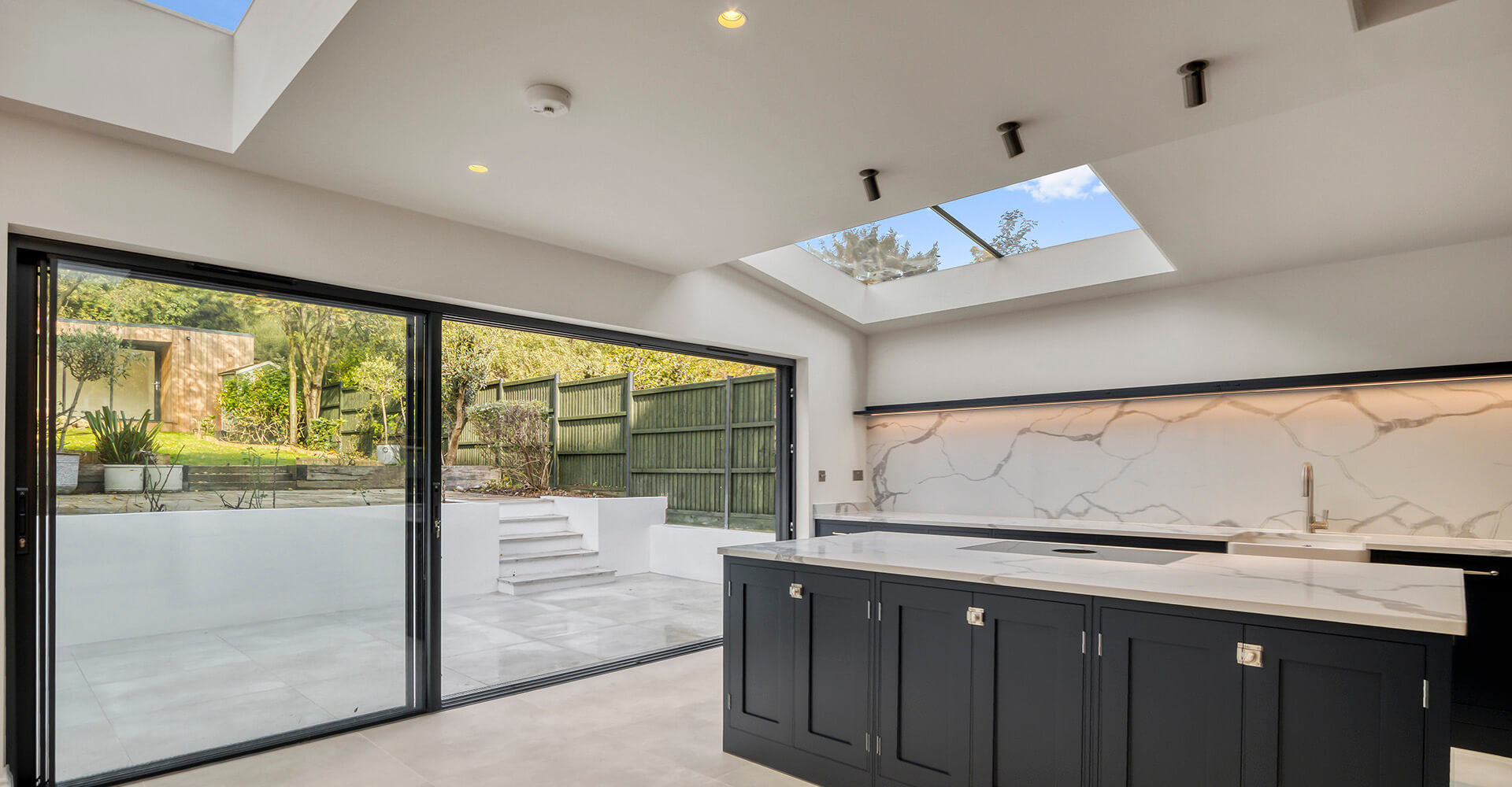 Modern kitchen design with light beige tone and blue navy kitchen cabinet