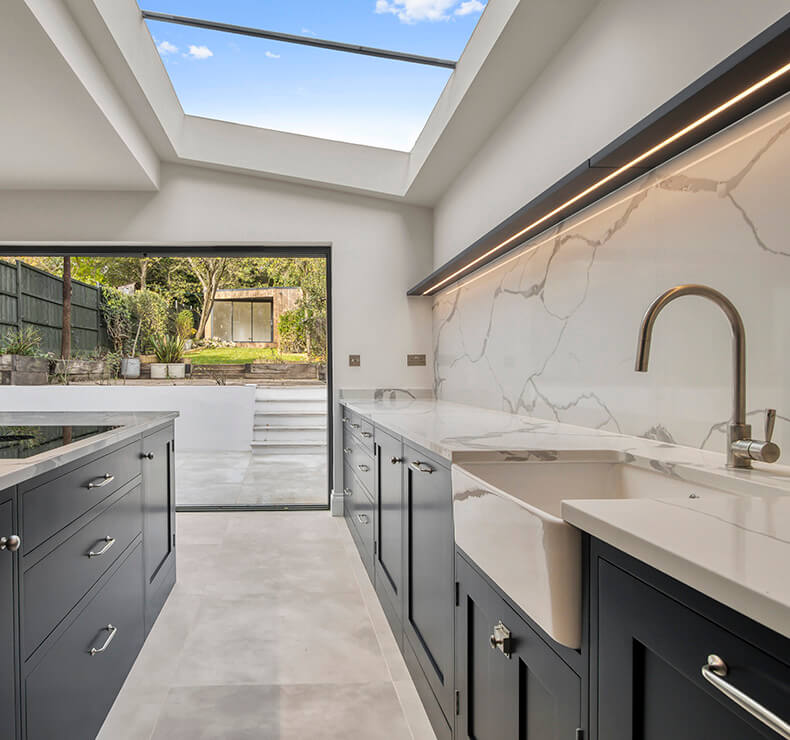 Modern kitchen Design with skylight and a view to a garden.